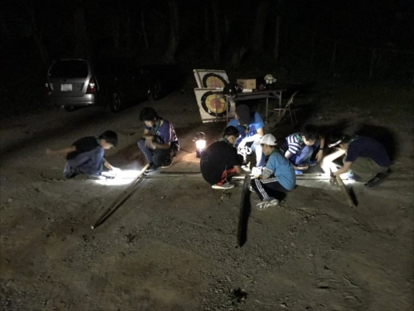 キャンプD１の夜プロ＝ラッシングの練習を兼ねてパチンコ作り競争